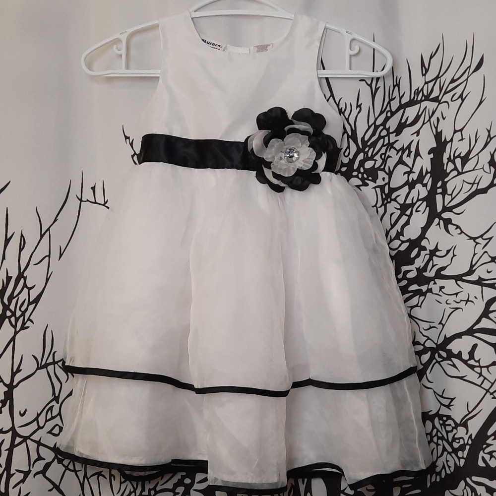 Layered White and Black Sleeveless Tiered Flower Dress